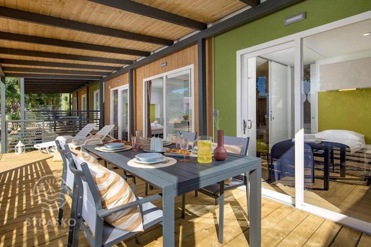 Mobile homes PREMIUM new in caravan park Strasko, Novaglia Esterno foto