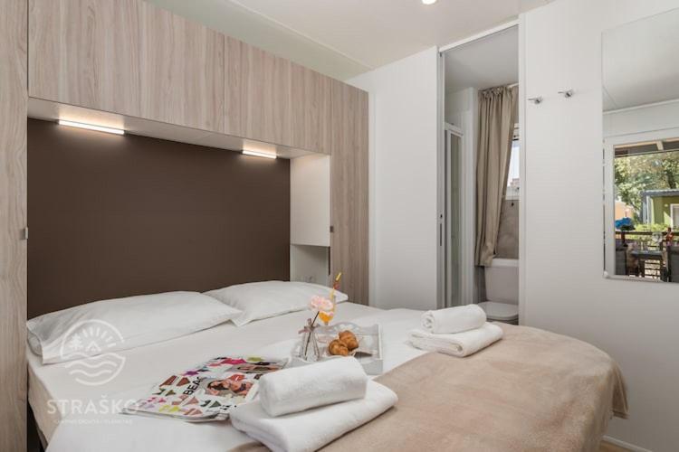 Mobile homes PREMIUM new in caravan park Strasko, Novaglia Esterno foto